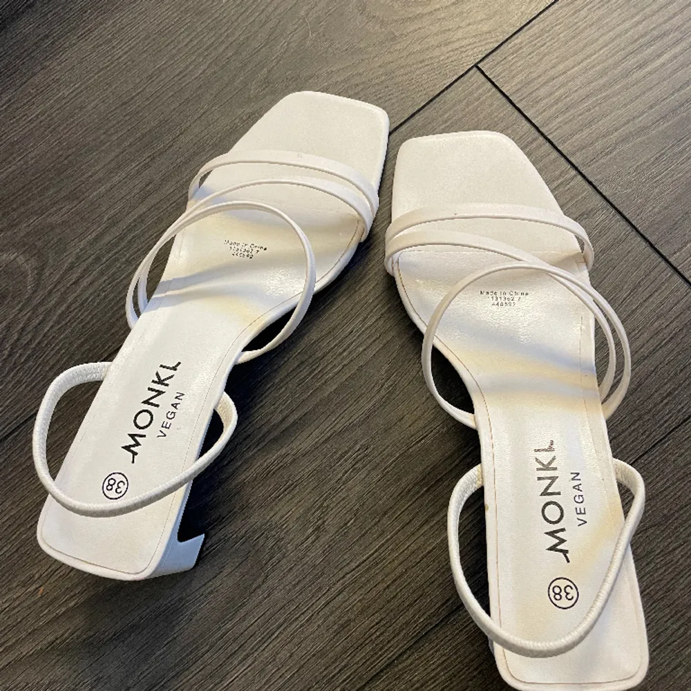Säljer mina vita klackar från monki då dem endast kom till användning i cirka 2 timmar på studenten.. jätte fint skick på dem och väldigt somriga ☀️. Kengät.