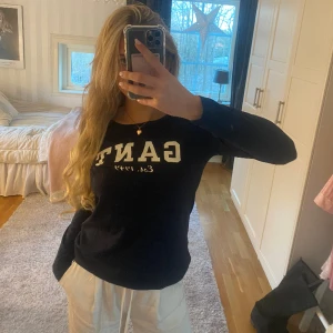 GANT tröja - Säljer min mörkblåa långärmade GANT tröja. Aldrig använd så super bra skick och lappen finns även kvar. Storlek XS. 