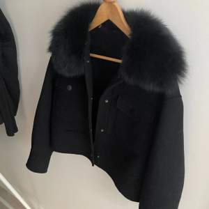Säljer min fina svarta kappa med avtagbar päls från Garoff. Har använt den ca 10 gånger men har köpt en ny jacka vilket gör att denna inte kommer till användning. Nypris 2400kr