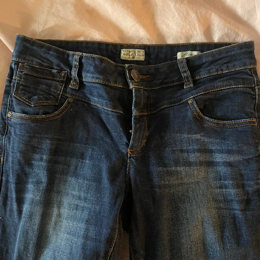 Jeans i storlek 28/32 från rom tailor, bra skick, snygga och unika detaljer på fickorna, går att klippa slits om man vill ha de lite rakare i benen!. Jeans & Byxor.