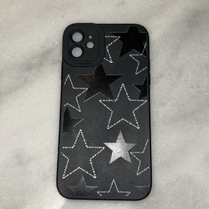 Stjärnigt mobilskal - Väldigt fint mobilskal för en iPhone 11, knappt använt och är köpt från shein💘⭐️