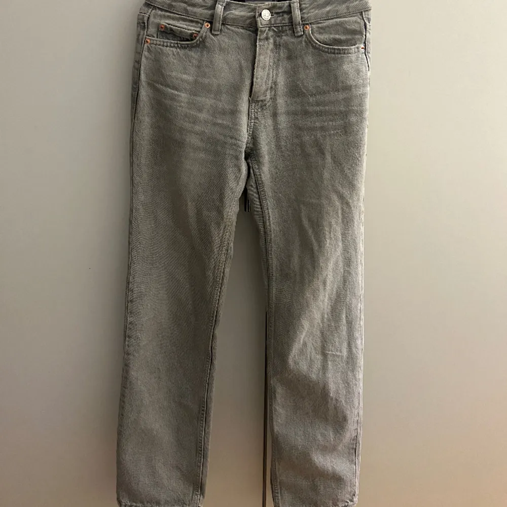 Grå jätte fina jeans från Gina tricot🤍 Inga defekter!. Jeans & Byxor.