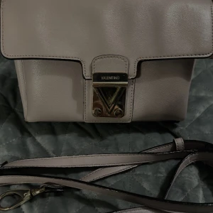 Valentino väska äkta - Säljer denna väska då den it kmr t användning längre! Säljer för 450kr då den är äkta men ändå använd lite oxå