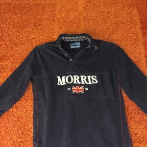 Morris Tröja - En Morris tröja med krage och knappar vid ärmen. Jätte fin tröja, använder dock inte längre pga att jag växt ut den.  Väldigt fint skick och fräsch du kan ha till ett par jeans eller kanske chinos!  Skicka dm ifall du är intresserad,kan gå ned i pris