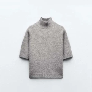 Stickad T-shirt - Populär stickad T-shirt ifrån Zara! Jätte snygg ALDRIG ANVÄND. Storlek M/S Nypris 330, pris kan diskuteras 