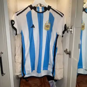Hej,säljer denna fina Argentina tröja. Inget på ryggen. Skick 10/10 använts en gång. Originalpris 700kr för set. Tveka inte. Priset kan diskuteras!