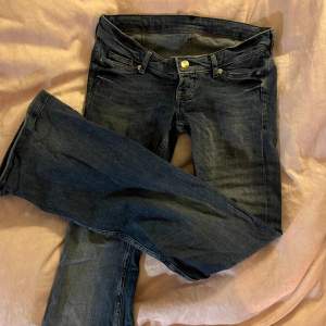 LÅGA jeans i bra skick 🎀  midjemått: 40cm rakt över  innerbenslängd: 82cm total längd: 100cm