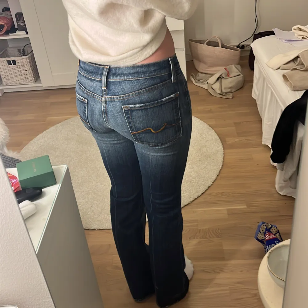 Säljer dessa lågmidjade jeansen i storlek 36!! Jag är 167 och sitter bra på mig 🥰. Jeans & Byxor.