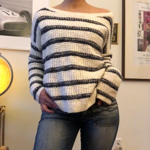 Stickad tröja från Hollister - Världens skönaste tröja från Hollister! Vit och blå randig💕💕nyskick