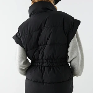 Väst från Ginatricot  - Väst i nyskick från Ginatricot. Nypris: 599kr. Köparen står för frakten.