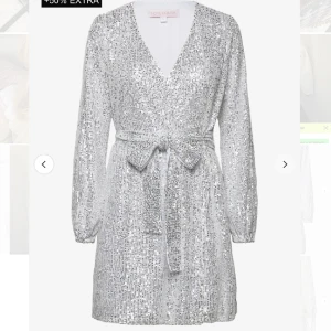 Glittrig klänning - Glittrig klänning från Love Lolita. Klänningen är i omlott och är uppstyd ungefär 2 cm av proffs, märks ej. Klänningen är även lite ihop syd högst upp för att den inte ska bli för uringad. Annars är klänningen helt oanvänd och har pris lappen kvar. 