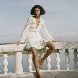 Studentklänning  - Säljer denna fina vita klänningen som är perfekt för studenten!! 