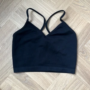 Seamless träningstopp Stronger - Bra skick. Skönt seamless-material. Formar sig fint på kroppen ☺️