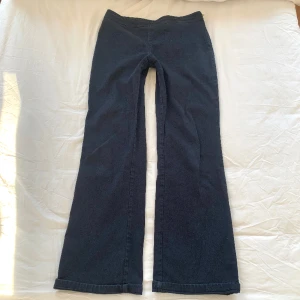 Byxor - Raka, lågmidjade byxor med dragkedja i sidan • Midjemått: 38 • Innebenslängd 80