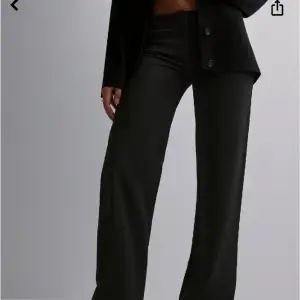 jättefina svarta low waist kostymbyxor i storlek xxs, lite för långa på mig som är 160 cm, använda en gång
