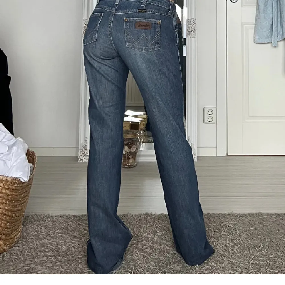 Supersnygga lågmidjade jeans från wrangler!! Lånade bilder då dom inte passar mig- Midjemått(rakt över):40  Innerben:86   (Enda defekten är att sömmen vid fötterna är uppsprätt men ibget man tänker på). Jeans & Byxor.