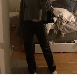 Skinnbyxor  - Super fina skinnbyxor ifrån zara köpa för längesen och kommer tyvärr inte till användning längre o tyvärr för små på mig💞 små slitningar emellan benet på ”skinnet” men inget man tänker på elr ser när man har på sig dem💞 passar s/m