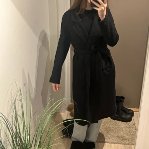 Svart kappa - Superfin svart enkel kappa! Änvönd en del så är noppig men annars inget annat slitage 