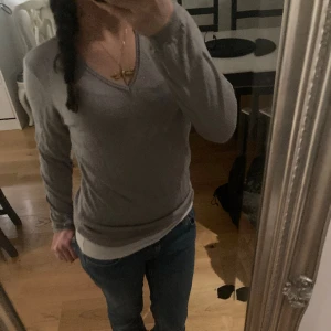 Tröja  - Fin tröja. Tryck på köp nu om du vill köpa eller om du har några frågor kontakta gärna 💗