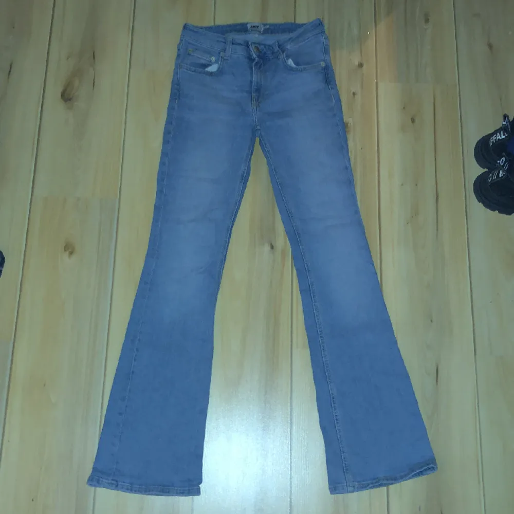 Ett par bootcut jeans från Lager 157! Det står att de är low waist men skulle snarare säga att de är mid waist. Sitter bra i längden på mig som är 173. Skriv för mått eller bilder med jeansen på.. Jeans & Byxor.