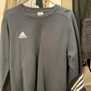 Vintage adidas - Cool sweatshirt från adidas 