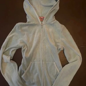 Vintage juicy kofta - Säljer den här vintage juicy koftan eftersom den inte kommer till användning💕(den är smutsig på armarna och lite längst ner och har ett hål under en av armhålorna, men det går nog att fixa💕 därav billigt pris)