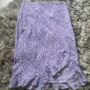 Långkjol - Lilla blommigkjol som aldrig har använts i st M. Även lite volanger nertil🌸 Köparen står för frakten📦