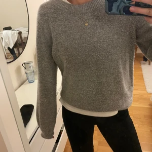Grå stickad tröja - Snygg tröja som inte kommer till användning längre 