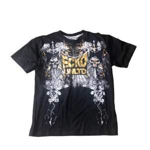Ecko Unltd T-Shirt Size L  Längd: 72CM Bredd:: 53CM