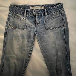 Så snygga lowrise bootcut jeans från Diesel, köpta secondhand! Storlek W30 och passar om man är runt 160 🫶🏼  Skriv privat för fler bilder och mått!