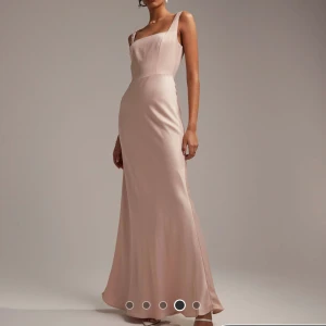 Balklänning - Säljer denna balklänningen då jag valde en annan och inte hann returnera, alltså helt oanvänd❤️nypris 1569, mitt pris 900. Kan tänka mig sänka priset vid snabb affär❤️