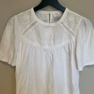 blus - säljer den här populära t-shirt blusen från zara då den inte kommer till användning. finns ej att köpa längre och jag minns inte vad jag köpte den för. skriv för mer information💗