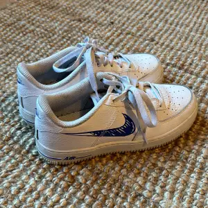 Säljer mina vita Nike Airforce med blå logga! skorna är i storlek 38
