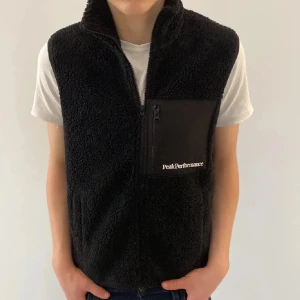 Peak performance väst - Säljer denna schyssta peak performance väst i ny skick. Använd en gång, köptes för en vecka sedan. Säljer då den inte kommer till användning.