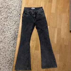 Gina tricot bootcut jeans  - Fina Gina byxor i storlek 34. Midjemått: 64, stussmått: 78, innersöm: 71,5 I fint fint skick förutom ytterst lite slitet längst ner på benen. Säljer för att dem är för små för mig💗