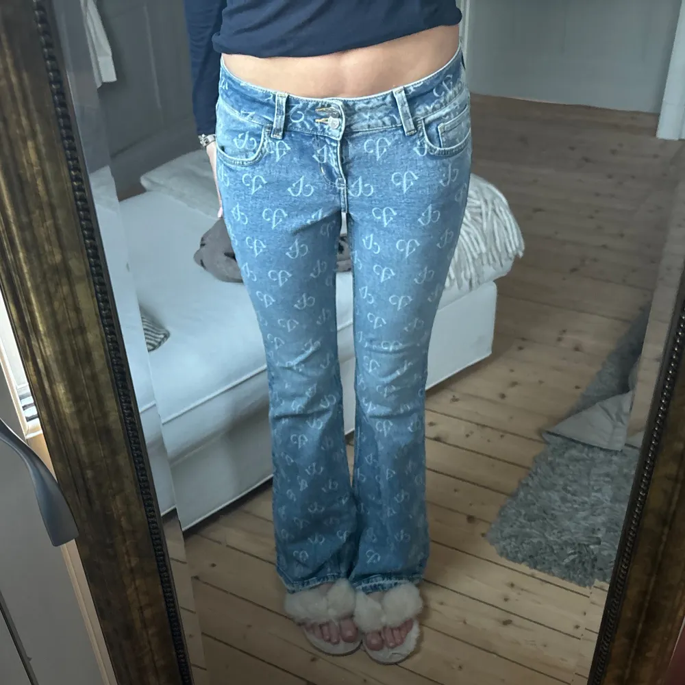 As snygga jeans. Storlek 36, aldrig använda. Jeansen är köpte för längesen så kommer tyvärr inte ihåg märke. Skriv för fler bilder.. Jeans & Byxor.