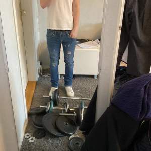 Jack Jones jeans i fint skick säljer de för ja behöver dom inte de är i modellen slim Glenn. Passar mig bra men lite tajta i midjan brukar ha 29 vanligtvis