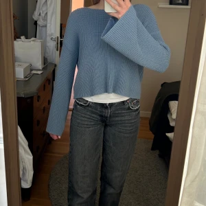 Blå tröja med stora ärmar - Fint skick