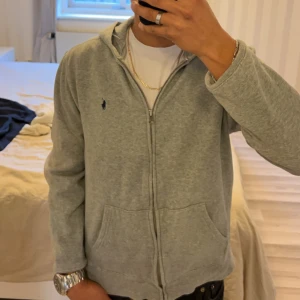 Polo Ralph lauren kofta  - Jävligt snygg polo Ralph lauren kofta, den är snygg skön och jötte najs, säljer för den är för liten på mig nu men jävligt snygg annars, inga skador eller liknande ! 