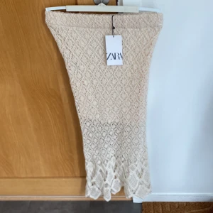 Jättefin spetskjol till sommarens högtider, aldrig använd!  - Jättefin créme-färgad spetskjol från Zara, i strl S, innerkjol i bomull, aldrig använd (fortfarande prislapp på)! 