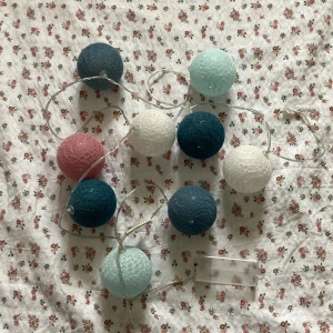 Gullig lampdekoration!💗 - Jättegullig lampdekoration!🫶Supersöta att ha i sitt rum🌸 Har haft dom hängande i mitt rum ett tag men de har inga defekter förutom att den sista bollen saknas men det kan man gömma när man hänger upp den💓 ❗️Batterier ingår inte❗️