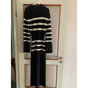 Adoore Turin dress - Använd en kväll, nyskick. Katt finns i hemmet. Finns även på Vinted.