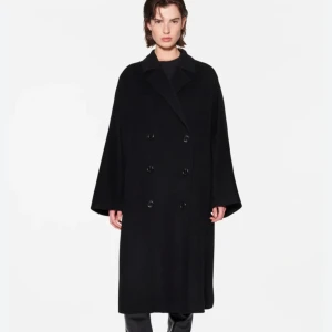 Kappa från STAND Studio. Toppskick!  - Underbar kappa/rock från STAND STUDIO i storlek 38. Modellen heter "Mikaela" och är oversize med jättefint fall. Dubbelknäppt och rejäla fickor framtill. Finns att läsa mer om på deras webbshop. 80% mjuk ull och 20% poly. Jättefint skick! Nyp 6700kr.