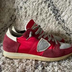 PHILIPPE MODEL  - Hej! Ett par schyssta Philippe Models för ett bra pris dem är i size 40 och i ett ganska bra skick skulle säga 8/10 med en bra tvätt så ser dem nya ut! Tveka inte på att ställa frågor 