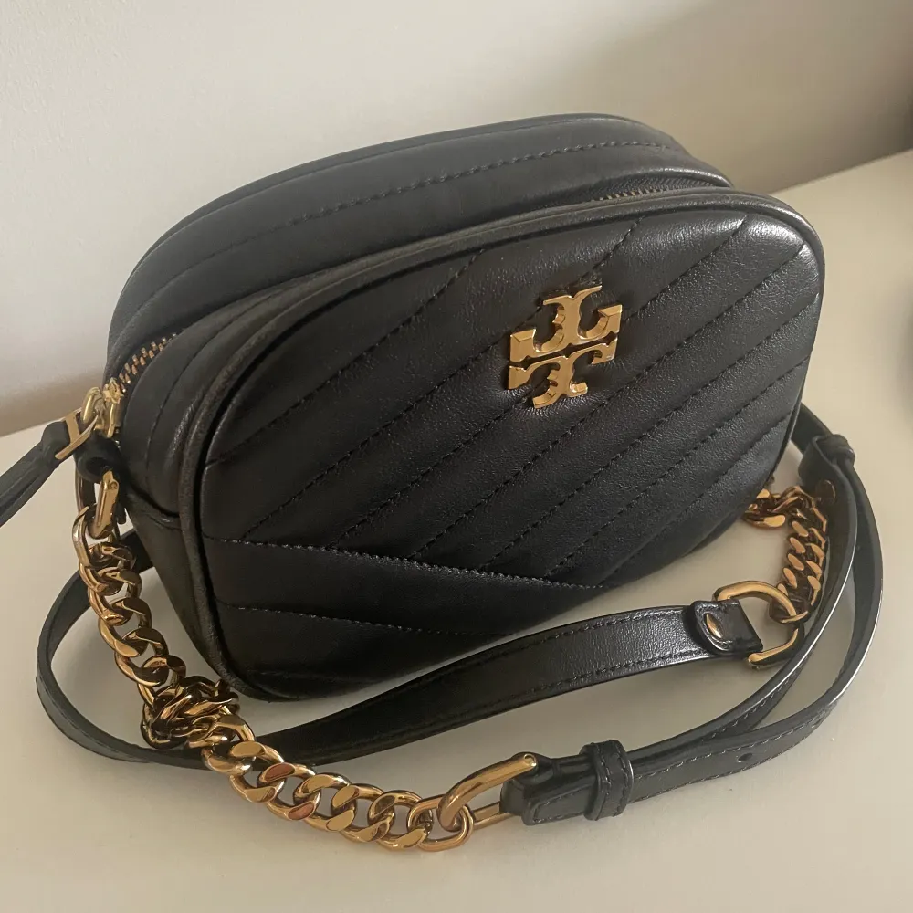 Tory Burch Kira Chevron Cameron Bag Bra skick knappt använd . Väskor.