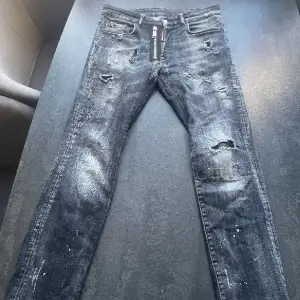 Dsquared2 jeans som aldrig har används, beställde dom men dom va för små så säljer dom. Dom är äkta och kostar ca 6000kr att köpa ny. Pris vid snabb affär kan diskuteras!