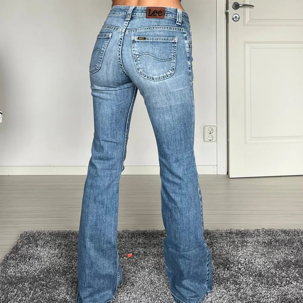 midjemått: 35cm rakt över, innerbenslängd: 80cm 💗 . Jeans & Byxor.