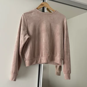 Tröja - Ljusrosa tröja, väldigt mjuk i tyget 