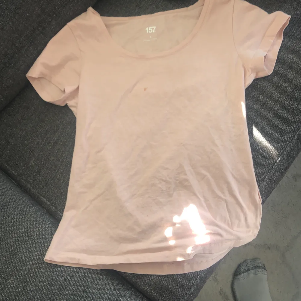 (Den ska tvättas igga fläcken) En ljus rosa T-shirt med storlek S från Lager 157 för 50kr säljs från mig, om ni är intresserade kan ni kontakta mig❤️❤️ . T-shirts.