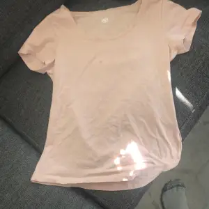 (Den ska tvättas igga fläcken) En ljus rosa T-shirt med storlek S från Lager 157 för 50kr säljs från mig, om ni är intresserade kan ni kontakta mig❤️❤️ 